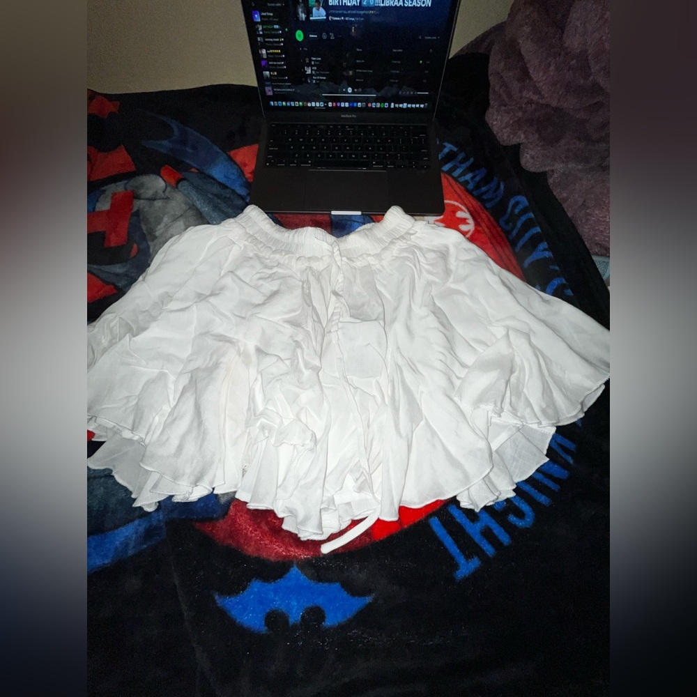 Small white mini skirt 👄